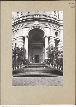 Vorderseite von Bösel, Richard [https://www.deutsche-digitale-bibliothek.de/content/lizenzen/rv-fz/] Santa Maria Egiziaca a Pizzofalcone - Fassade, unteres Teil, bh200207_recto. Foto: Bösel, Richard.