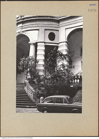 Vorderseite von Bösel, Richard [https://www.deutsche-digitale-bibliothek.de/content/lizenzen/rv-fz/] Santa Maria Egiziaca a Pizzofalcone - Fassade, Detail, bh200208_recto. Foto: Bösel, Richard.