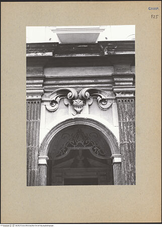 Vorderseite von Bösel, Richard [https://www.deutsche-digitale-bibliothek.de/content/lizenzen/rv-fz/] Certosa di San Martino - Mittleres Portal, Detail, bh200219_recto. Foto: Bösel, Richard.