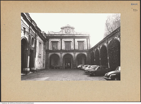 Vorderseite von Bösel, Richard [https://www.deutsche-digitale-bibliothek.de/content/lizenzen/rv-fz/] Certosa di San MartinoErster Klosterhof - Ansicht von Norden, bh200226_recto. Foto: Bösel, Richard.