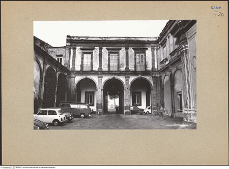 Vorderseite von Bösel, Richard [https://www.deutsche-digitale-bibliothek.de/content/lizenzen/rv-fz/] Certosa di San MartinoErster Klosterhof - Ansicht von Süden, bh200227_recto. Foto: Bösel, Richard.