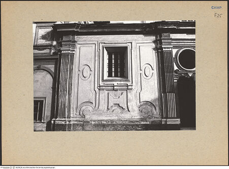 Vorderseite von Bösel, Richard [https://www.deutsche-digitale-bibliothek.de/content/lizenzen/rv-fz/] Certosa di San Martino - Linke Seite der Fassade, bh200228_recto. Foto: Bösel, Richard.