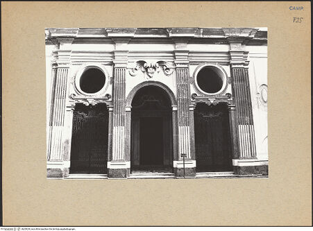 Vorderseite von Bösel, Richard [https://www.deutsche-digitale-bibliothek.de/content/lizenzen/rv-fz/] Certosa di San Martino - Portale, bh200230_recto. Foto: Bösel, Richard.