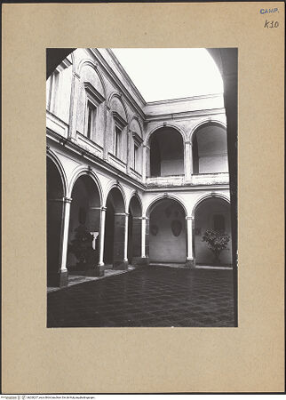 Vorderseite von Bösel, Richard [https://www.deutsche-digitale-bibliothek.de/content/lizenzen/rv-fz/] Certosa di San MartinoChiostro dei Procuratori - Südöstliche Ecke, bh200237_recto. Foto: Bösel, Richard.