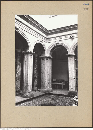 Vorderseite von Bösel, Richard [https://www.deutsche-digitale-bibliothek.de/content/lizenzen/rv-fz/] Certosa di San MartinoKreuzgang des Refektoriums (Chiostrino) - Ansicht der Galerie, bh200243_recto. Foto: Bösel, Richard.