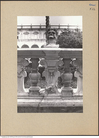 Vorderseite von Bösel, Richard [https://www.deutsche-digitale-bibliothek.de/content/lizenzen/rv-fz/] Balustrade des Friedhofs - Detail, bh200245_recto. Foto: Bösel, Richard.