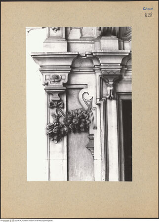 Vorderseite von Bösel, Richard [https://www.deutsche-digitale-bibliothek.de/content/lizenzen/rv-fz/] Certosa di San MartinoChiostro Grande - Dekoration der Türen der südwestlichen Ecke, bh200246_recto. Foto: Bösel, Richard.