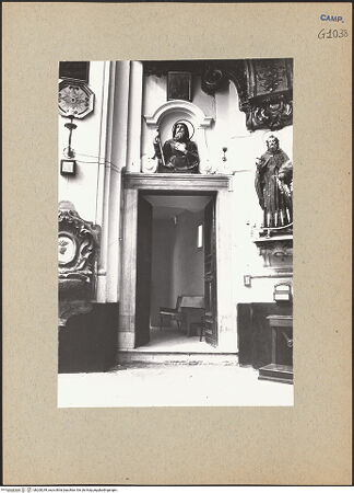 Vorderseite von Bösel, Richard [https://www.deutsche-digitale-bibliothek.de/content/lizenzen/rv-fz/] Santa Maria Egiziaca a Pizzofalcone - Innenfassade, Tür rechts des Eingangs, bh200249_recto. Foto: Bösel, Richard.