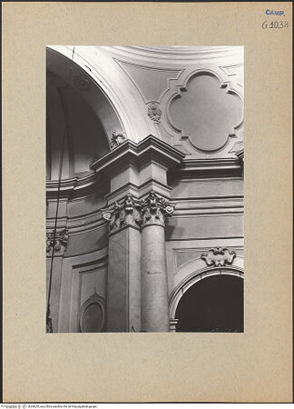 Vorderseite von Bösel, Richard [https://www.deutsche-digitale-bibliothek.de/content/lizenzen/rv-fz/] Santa Maria Egiziaca a Pizzofalcone - Linker Querhausarm, Pfeiler rechts, bh200253_recto. Foto: Bösel, Richard.