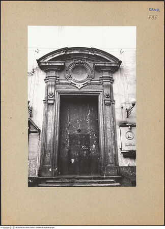 Vorderseite von Bösel, Richard [https://www.deutsche-digitale-bibliothek.de/content/lizenzen/rv-ez/] San Giuseppe dei Vecchi - Fassade, Detail: Portal (Solimena 1727), bh200255_recto. Foto: Bösel, Richard.