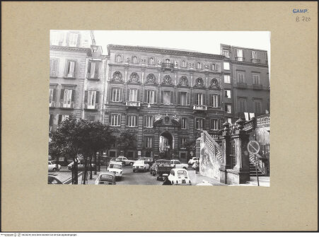 Vorderseite von Bösel, Richard [https://www.deutsche-digitale-bibliothek.de/content/lizenzen/rv-fz/] Palazzo Firrao - Fassade, bh200259_recto. Foto: Bösel, Richard.