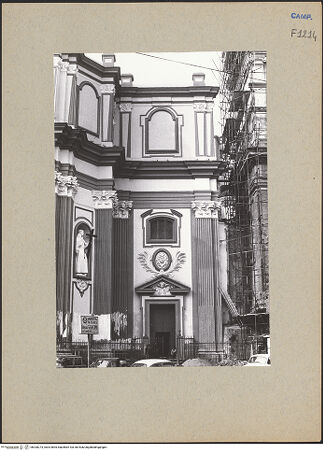 Vorderseite von Bibliotheca Hertziana [https://www.deutsche-digitale-bibliothek.de/content/lizenzen/rv-fz/] Santa Maria della Sanità - Detail der Fassade, bh200273_recto. Foto: Bösel, Richard.
