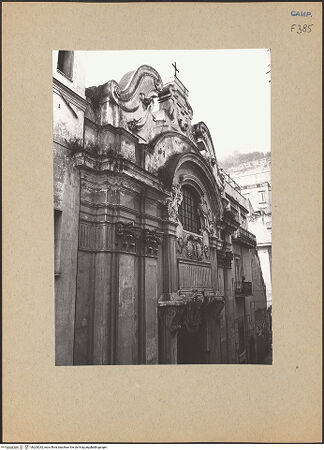 Vorderseite von Bösel, Richard [https://www.deutsche-digitale-bibliothek.de/content/lizenzen/rv-fz/] Santa Maria della Concezione a Montecalvario - Fassade, Detail (Seitenansicht), bh200282_recto. Foto: Bösel, Richard.