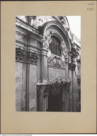 Vorderseite von Bösel, Richard [https://www.deutsche-digitale-bibliothek.de/content/lizenzen/rv-fz/] Santa Maria della Concezione a Montecalvario - Fassade, Detail (Seitenansicht), bh200283_recto. Foto: Bösel, Richard.