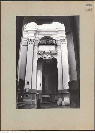 Vorderseite von Bösel, Richard [https://www.deutsche-digitale-bibliothek.de/content/lizenzen/rv-fz/] Santa Maria della Concezione a Montecalvario - Linker Querhausarm, rechter Pfeiler mit Empore, bh200292_recto. Foto: Bösel, Richard.