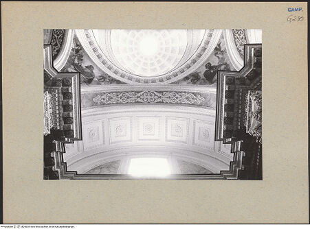 Vorderseite von Bösel, Richard [https://www.deutsche-digitale-bibliothek.de/content/lizenzen/rv-fz/] Chiesa dell'Ascensione a Chiaia - Kuppel und Eingangsbogen, bh200305_recto. Foto.