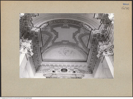 Vorderseite von Bösel, Richard [https://www.deutsche-digitale-bibliothek.de/content/lizenzen/rv-fz/] Chiesa dell'Ascensione a Chiaia - Bogen des Chors, bh200310_recto. Foto.