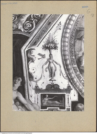 Vorderseite von Bibliotheca Hertziana [https://www.deutsche-digitale-bibliothek.de/content/lizenzen/rv-fz/] Personifikationen der Künste (Mitte) und Wissenschaften (Außenfelder) - Detail: Grotesken (links der Scientia), bh200414_recto. Foto.