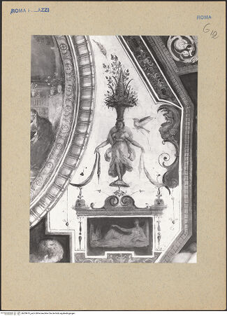 Vorderseite von Bibliotheca Hertziana [https://www.deutsche-digitale-bibliothek.de/content/lizenzen/rv-fz/] Personifikationen der Künste (Mitte) und Wissenschaften (Außenfelder) - Detail: Grotesken (rechts der Scientia), bh200415_recto. Foto.