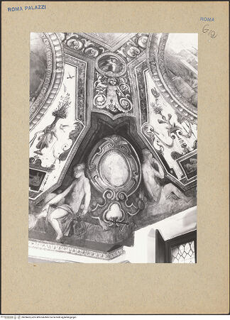 Vorderseite von Bibliotheca Hertziana [https://www.deutsche-digitale-bibliothek.de/content/lizenzen/rv-fz/] Personifikationen der Künste (Mitte) und Wissenschaften (Außenfelder) - Gewölbeecke zwischen Scientia und Militia, bh200433_recto. Foto.