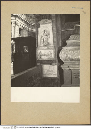 Vorderseite von Sopr. Mon. Laz. [https://www.deutsche-digitale-bibliothek.de/content/lizenzen/rv-ez/] Grabmonument der Micaela Fauvet mit Allegorie der Malerei - Schrägansicht mit Grabplatte für Francesca Poli (+ 1835) und Blick in die Vierung, bh200559_recto. Foto.