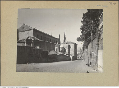 Vorderseite von Sopr.Mon.Lazio [https://www.deutsche-digitale-bibliothek.de/content/lizenzen/rv-ez/] Sant'Agnese fuori le Muralinke Flanke (Nordfassade) - linke Außenflanke, bh200566_recto. Foto.