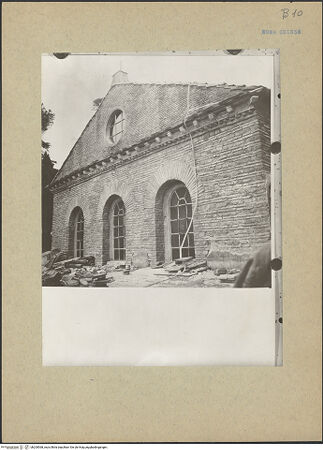 Vorderseite von Sopr.Mon.Lazio [https://www.deutsche-digitale-bibliothek.de/content/lizenzen/rv-ez/] Sant'Agnese fuori le MuraFassade - Detail: während der Restaurierung 1957, bh200568_recto. Foto.