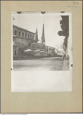 Vorderseite von Sopr.Mon.Lazio [https://www.deutsche-digitale-bibliothek.de/content/lizenzen/rv-ez/] Sant'Agnese fuori le Muralinke Flanke (Nordfassade) - linke Außenflanke, bh200569_recto. Foto.