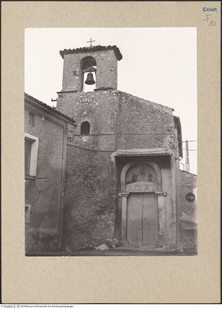 Vorderseite von Cimino, Cono (Teggiano) [https://www.deutsche-digitale-bibliothek.de/content/lizenzen/rv-ez/] Sant'Antonio - Fassade mit Glockenstuhl und Portal, von Westen, bh200662_recto. Foto: Cimino, Cono.