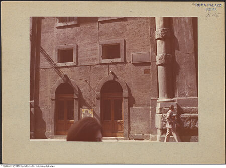 Vorderseite von Bibliotheca Hertziana [https://www.deutsche-digitale-bibliothek.de/content/lizenzen/rv-fz/] Palazzo ZuccariFassade zur Via Gregoriana - Teil der Sistina-Fassade des Palazzo Stroganoff (links) und Teil der Sistina-Front des Palazzo Zuccari (rechts), bh200698_recto. Foto: Ridolfi, ?.