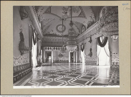 Vorderseite von Alinari [https://www.deutsche-digitale-bibliothek.de/content/lizenzen/rv-ez/] Palazzo Reale di CapodimonteSalone da Ballo - Teilansicht, bh200863_recto. Foto.