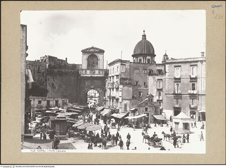 Vorderseite von Alinari [https://www.deutsche-digitale-bibliothek.de/content/lizenzen/rv-ez/] Porta Capuana - Ansicht von Osten, bh200865_recto. Foto.