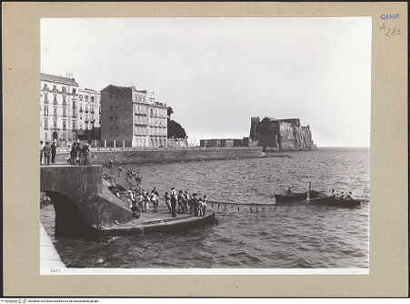 Vorderseite von Alinari [https://www.deutsche-digitale-bibliothek.de/content/lizenzen/rv-ez/] Via Partenope - Ansicht mi Castel dell'Ovo im Hintergrund, bh200868_recto. Foto.