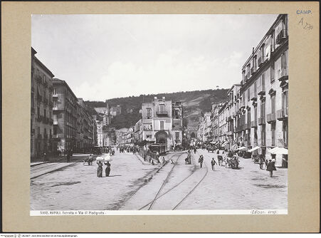 Vorderseite von Alinari [https://www.deutsche-digitale-bibliothek.de/content/lizenzen/rv-ez/] Via di Piedigrotta - Torretta und Via di Piedigrotta, bh200871_recto. Foto.