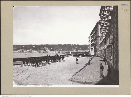 Vorderseite von Alinari [https://www.deutsche-digitale-bibliothek.de/content/lizenzen/rv-ez/] Via Partenope - Ansicht mit dem Hotel Vittoria, bh200876_recto. Foto.