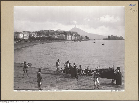 Vorderseite von Alinari [https://www.deutsche-digitale-bibliothek.de/content/lizenzen/rv-ez/] Via Francesco Caracciolo - Ansicht mit Fischer, bh200878_recto. Foto.