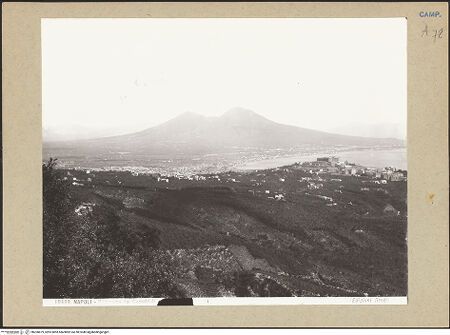 Vorderseite von Alinari [https://www.deutsche-digitale-bibliothek.de/content/lizenzen/rv-ez/] NeapelStadtzentrum: Centro antico, Vomero, Hafen - Blick über den Vomero und die Altstadt zum Vesuv, bh200879_recto. Foto.