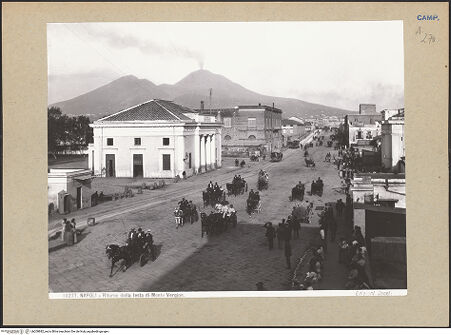 Vorderseite von Alinari [https://www.deutsche-digitale-bibliothek.de/content/lizenzen/rv-ez/] Via Emanuele Gianturco - In der Nähe der "Area ex Feltrinelli", bh200882_recto. Foto.