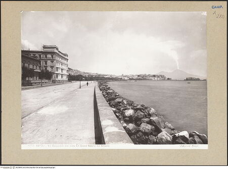 Vorderseite von Alinari [https://www.deutsche-digitale-bibliothek.de/content/lizenzen/rv-ez/] Via Francesco Caracciolo - Ansicht mit dem Grand Hotel, bh200883_recto. Foto.