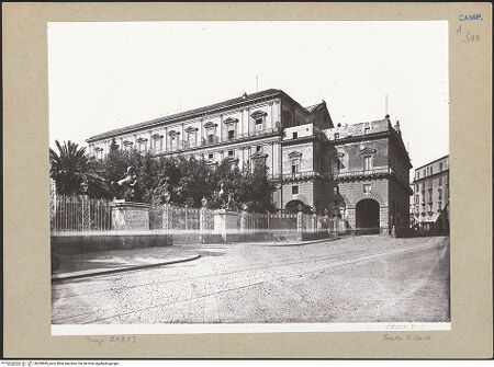 Vorderseite von Alinari [https://www.deutsche-digitale-bibliothek.de/content/lizenzen/rv-fz/] Teatro di San Carlo - Nordseite, Seitenansicht, bh200885_recto. Foto.