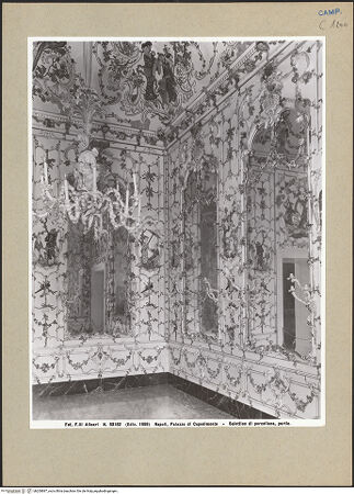 Vorderseite von Alinari [https://www.deutsche-digitale-bibliothek.de/content/lizenzen/rv-ez/] Palazzo Reale di CapodimonteSalottino di Porcellana - Teilansicht, bh200887_recto. Foto.