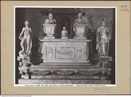 Vorderseite von Alinari [https://www.deutsche-digitale-bibliothek.de/content/lizenzen/rv-ez/] Grabmal des Vizekönigs Don Pedro di Toledo (gest. 1553) und seiner Gemahlin Maria Ossorio Pimentel - Frontalansicht, bh200890_recto. Foto.