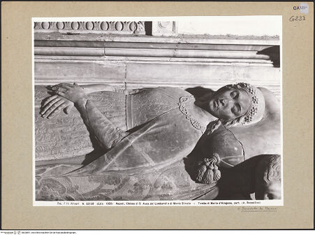 Vorderseite von Alinari [https://www.deutsche-digitale-bibliothek.de/content/lizenzen/rv-ez/] Grabmal der Maria von Aragon (Maria d'Aragona, gest. 1461)Liegefigur und Engel - Liegefigur, Detail: Oberkörper, bh200891_recto. Foto.