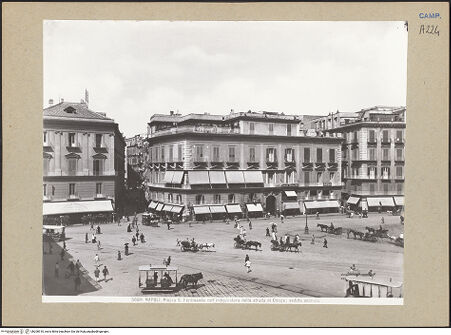 Vorderseite von Alinari [https://www.deutsche-digitale-bibliothek.de/content/lizenzen/rv-ez/] Piazza Trieste e Trento - Ansicht von Osten, bh200910_recto. Foto.