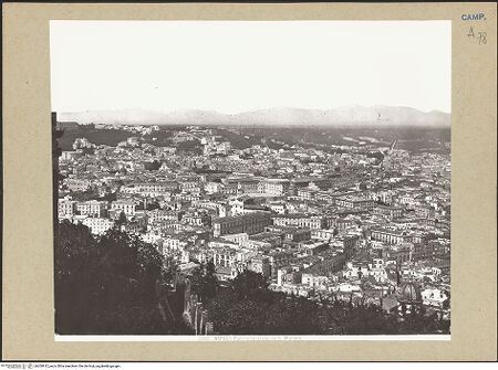 Vorderseite von Alinari [https://www.deutsche-digitale-bibliothek.de/content/lizenzen/rv-ez/] Neapel - Blick über die Altstadt, das Viertel Sanità und Richtung Capodimonte, bh200912_recto. Foto.