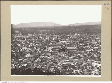 Vorderseite von Alinari [https://www.deutsche-digitale-bibliothek.de/content/lizenzen/rv-ez/] NeapelStadtzentrum: Centro antico, Vomero, Hafen - Blick über die Altstadt mit Spaccanpoli, bh200913_recto. Foto.