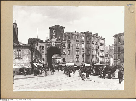 Vorderseite von Alinari [https://www.deutsche-digitale-bibliothek.de/content/lizenzen/rv-ez/] Porta Capuana - Ansicht von Westen, bh200917_recto. Foto.