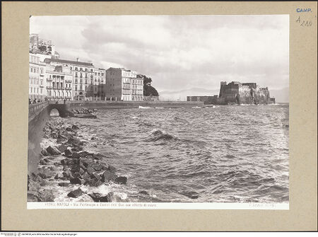 Vorderseite von Alinari [https://www.deutsche-digitale-bibliothek.de/content/lizenzen/rv-ez/] Via Partenope - Ansicht mi Castel dell'Ovo im Hintergrund, bh200920_recto. Foto.