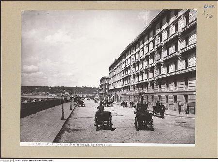 Vorderseite von Alinari [https://www.deutsche-digitale-bibliothek.de/content/lizenzen/rv-ez/] Via Partenope - Ansicht mit dem Hotel Continental und dem Hotel Royal, bh200922_recto. Foto.