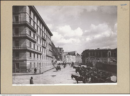 Vorderseite von Alinari [https://www.deutsche-digitale-bibliothek.de/content/lizenzen/rv-ez/] Via Nazario Sauro - Ansicht mit dem Hotel Vesuvio, bh200923_recto. Foto.